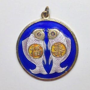 VINTAGE 1980s LOVELY CHINESE CLOISONNE ENAMEL KISSING FISH ROUND PENDANT